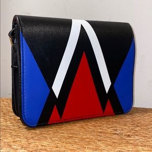 Strap is not removable, but can be tucked in❤️